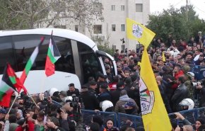 وسط استقبال حاشد..الدفعة السادسة من الأسرى الفلسطينيين تصل رام الله 