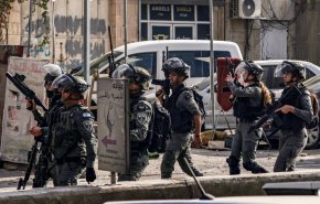 شاهد.. مواجهات عنيفة بين الفلسطينيين وجنود الإحتلال في الضفة الغربية 