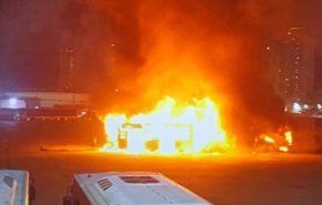 شاهد.. انفجار 3 حافلات في تل أبيب وحالة هستيريا بصفوف الصهاينة
