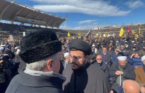 نجل القائد الشهيد حسن نصر الله يظهر بين الحشود لتشييع والده + صور