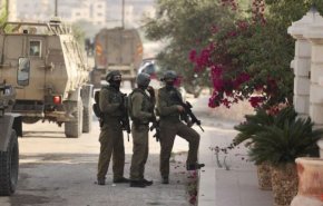 بالفيديو.. جنود الاحتلال يغلقون مطعما فلسطينيا ويطردون زبائنه لهذا السبب..