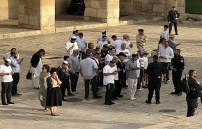مئات المستوطنين يقتحمون الأقصى المبارك بحماية قوات الاحتلال