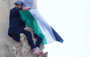 بريطانيا تحاكم ناشطا تسلق برج 'بيغ بن' حاملا علم فلسطين
