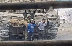 ضابط صهيوني يعترف باستخدام الفلسطينيين دروعاً بشرية 6 مرات يومياً بغزة