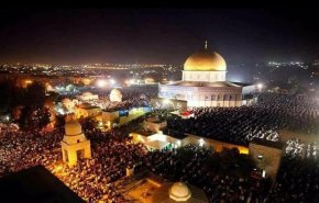 100 ألف فلسطيني يصلون العشاء في المسجد الأقصى