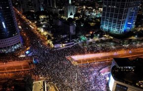 عشرات آلاف الإسرائيليين يتظاهرون ضد رئيس حكومة الاحتلال نتنياهو