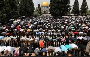 120 ألفا يؤدون صلاة العيد في المسجد الأقصى المبارك
