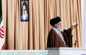 آية الله خامنئي يوجه رسائل مهمة وحساسة في صلاة عيد الفطر