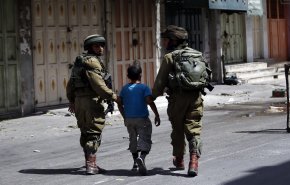 اكثر من 350 طفلا فلسطينيا يقبعون في سجون الاحتلال