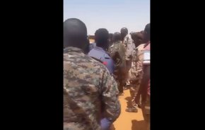 بالفيديو.. عناصر من الدعم السريع يسلمون أنفسهم للجيش السوداني

