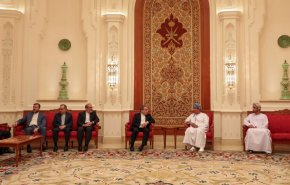 عراقجي يصل مسقط للمشاركة في المباحثات غير المباشرة بين إيران وأمريكا
