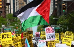علم فلسطين يرفرف باحتجاجات عيد العمّال في أمريكا +صور