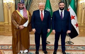 علاء مبارك يعلق على صورة ترامب مع بن سلمان والجولاني
