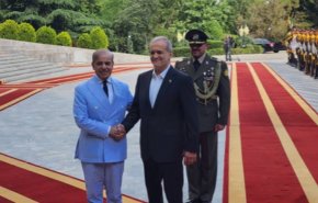 الرئيس بزشكيان يستقبل رسميا رئيس وزراء باكستان
