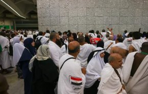 الحجاج يبدأون رمي الجمرات في أول أيام عيد الأضحى
