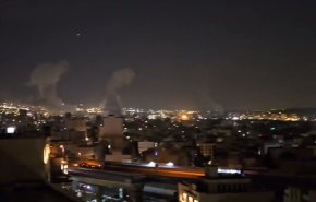 سماع دوي عدة انفجارات قوية في سماء طهران
