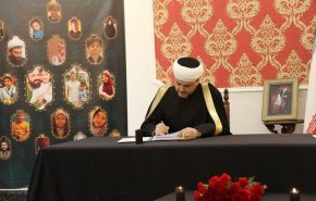 مفتي روسيا يوقع سجل التعازي لشهداء الحرب المفروضة
