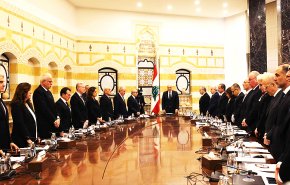 الحكومة اللبنانية تكلف الجيش بـ ’حصر السلاح’.. ووزيرا حزب الله وأمل ينسحبان