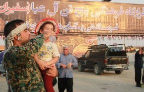 شاهد..قوات إيرانية خاصة تخدم الزوار على حدود العراق