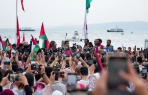 تضارب الروايات حول اشتعال النيران في أسطول الحرية 