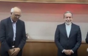 بالفيديو.. موقف مؤثر من عراقجي تجاه أستاذه القديم يثير إعجاب الجميع