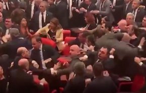 شاهد..عراك بالأيدي داخل البرلمان التركي بين النواب!