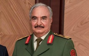 حفتر يحذر من تهديدات الأزمة السياسية لوحدة ليبيا 
