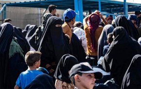 مئات المحتجزين بمخيّم الهول في ريف الحسكة يغادرون إلى العراق