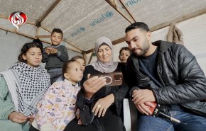 أم فلسطينية في خيمة تتابع ابنها يصنع إنجازا في كأس العرب

