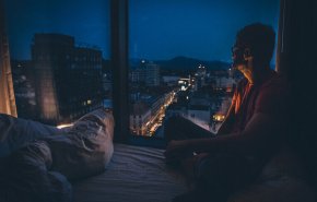 دراسة تكشف: وسيلة نوم شائعة قد تضر صحتك!