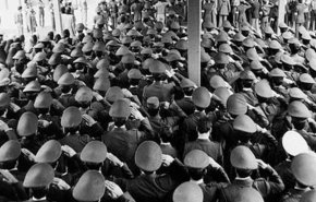 8 شباط 1979.. قادة القوة الجوية يبايعون الإمام الخميني