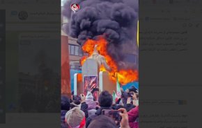 ايرانيون يحرقون تمثال جيفري إبستين خلال مسيرات اليوم