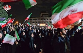 مسيرات ليلية حاشدة تتواصل في مختلف المدن الإيرانية + فيديو