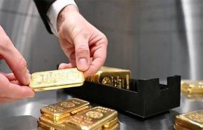 الذهب يتراجع لأدنی مستوياته في شهر
