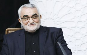 القائد يؤكد على ضرورة تعزيز الردع الدفاعي والحضور الدائم للشعب بالميدان