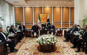 الوفد الإيراني المفاوض يلتقي رئيس الوزراء الباكستاني باسلام آباد
