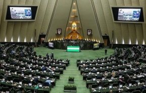 نواب إيران يواجهون حرب العدو السياسية والنفسية بسلاح التماسك الوطني 