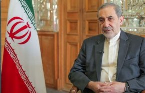 ولايتي محذّرا ترامب: النزول الى البئر بحبل 