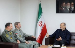الرئيس الإيراني: الجيش الإيراني بجاهزية عملياتية عالية
