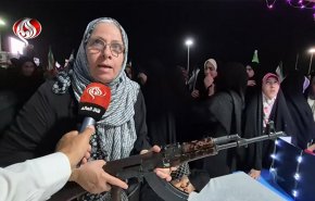 الايرانيون يتدربون علی استخدام السلاح في ورش ميدانية