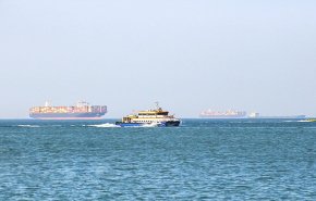ناقلتان عملاقتان للنفط والغاز تعبران المسار الذي حددته إيران في مضيق هرمز