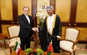 وزير خارجية ايران يبحث مع نظيره العماني مضيق هرمز وإدارته مستقبلا
