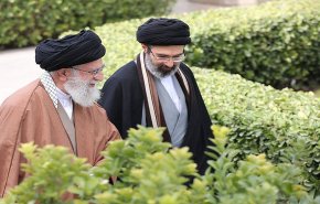 موقع قائد الثورة الاسلامية ينشر صورة خاصة للسيد الشهيد ونجله