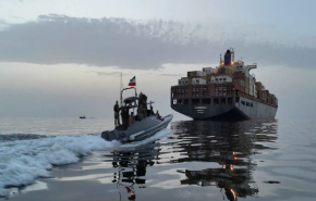 سماع دوي 3 انفجارات في ميناء كل من بندرعباس وسيريك جنوبي إيران