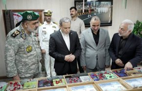 عراقجي يزور معرض شهداء المدمرة 