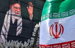 مئات الصحفيين الأجانب يغطون مراسم تشييع الجثمان الطاهر للقائد الشهید