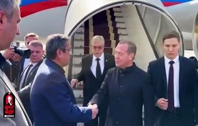 ديمتري مدفيديف في طهران لحضور مراسم تأبين القائد الشهيد