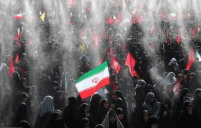 الجماهير تقضي ليلها إلى جوار جثمان القائد الشهيد (رض) في مصلى طهران
