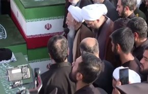 شاهد.. إقامة الصلاة على الجثمان الطاهر للإمام الشهيد في مسجد جمكران