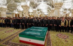 الشيخ عبد المهدي الكربلائي يؤمّ الصلاة على جثمان قائد الأمة الشهيد في مرقد الإمام الحسين (ع)

